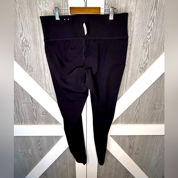 060. LIVI High-Rise Signature Stretch Legging With Smoothing Control Tech 14/16 - Picture 2 of 4